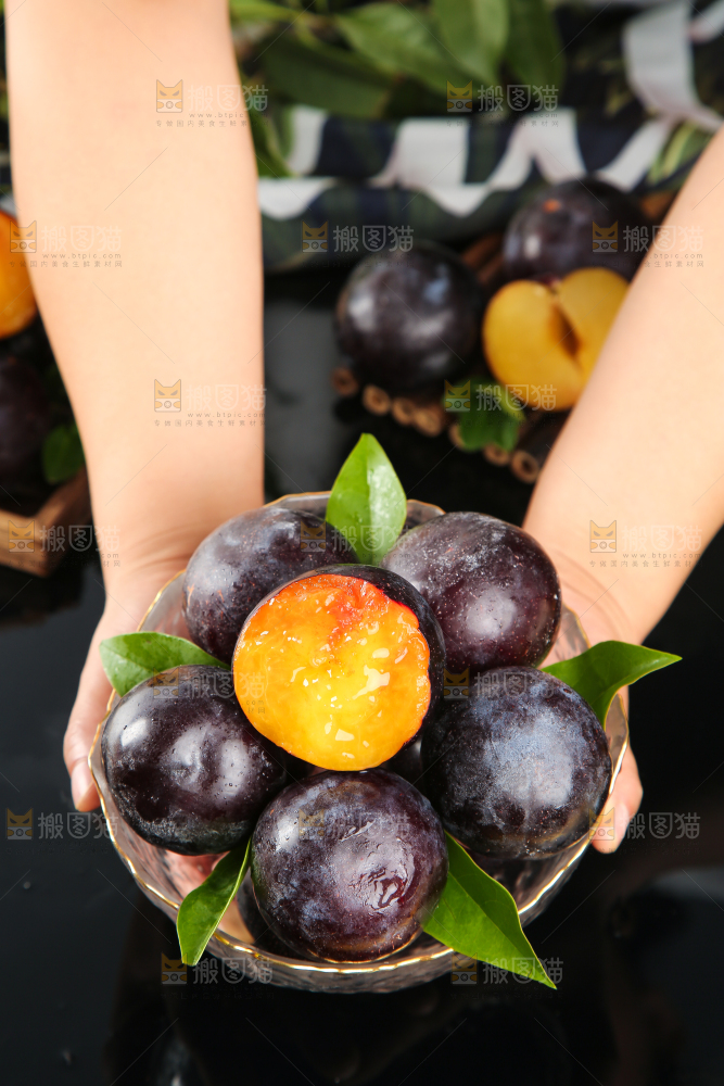 黑玻璃上手端一盘智利黑布林