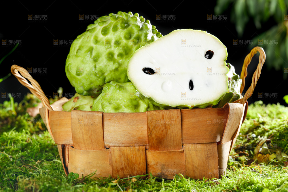 篮子里放着番荔枝