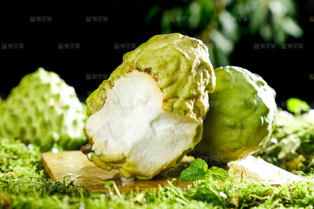 绿草地上摆放着释迦果