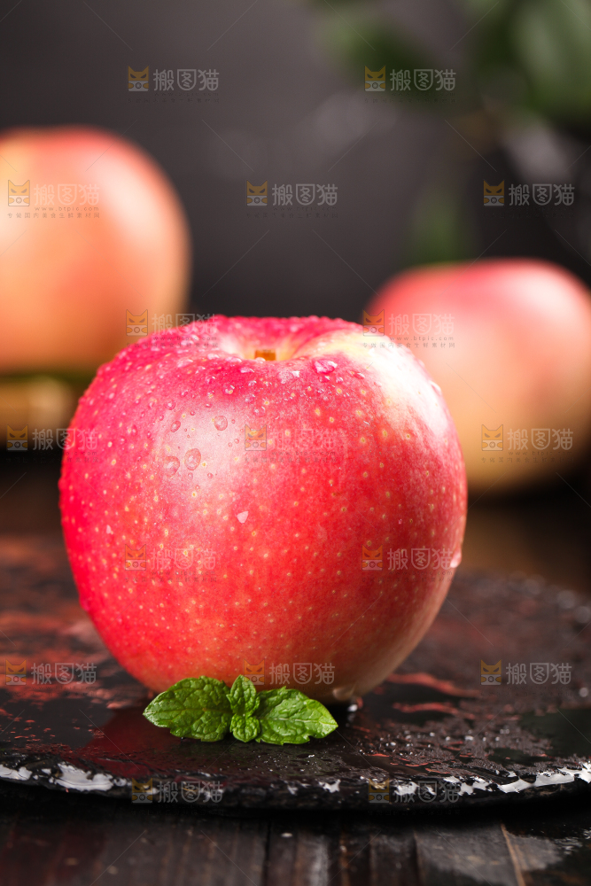 黑石板上的嘎啦苹果