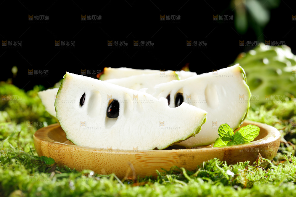 盘子里放着番荔枝