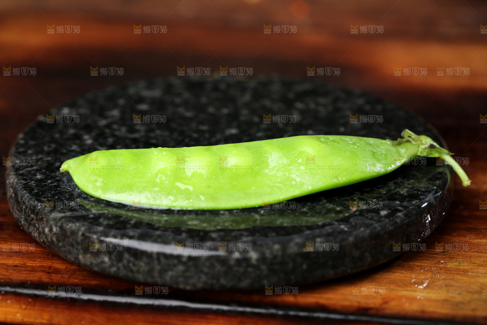 碟子里装着荷兰豆