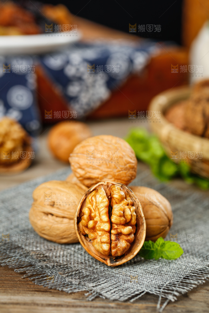 麻布底上的纸皮核桃