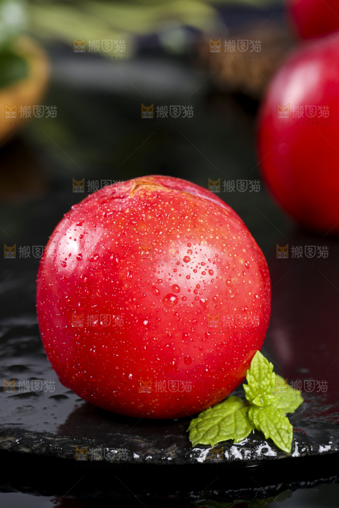 黑石板上放着珍珠李