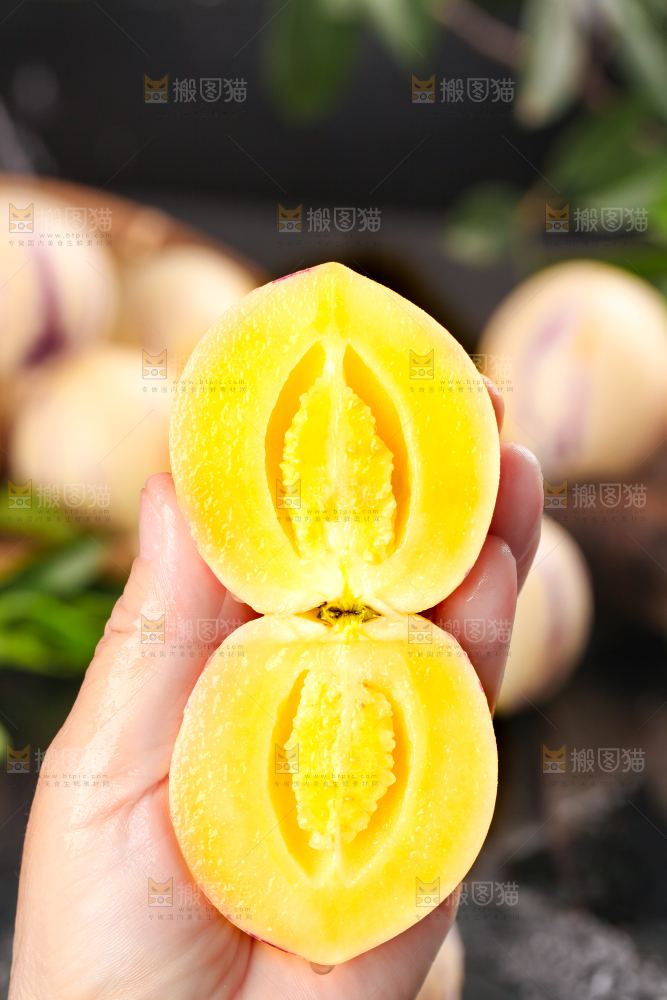 手拿切开的人参果