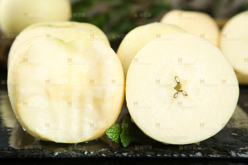 深底上摆放着苹果