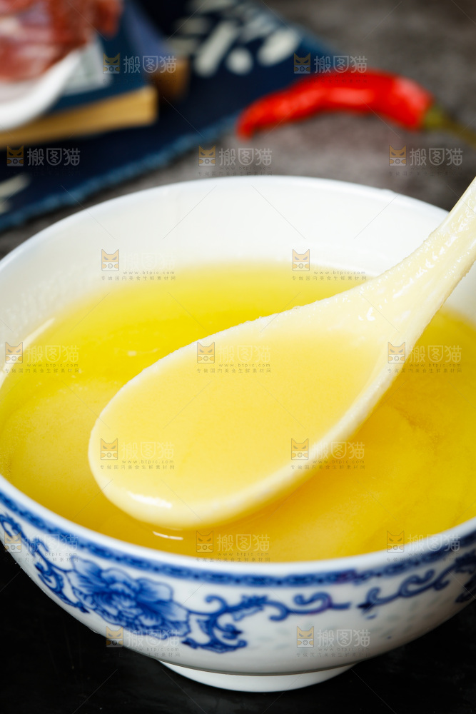 碗里装着鸡油