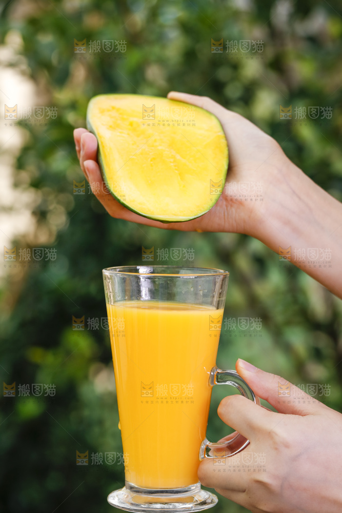 手拿一杯凯特芒果汁