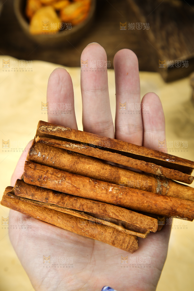 手里拿着桂皮