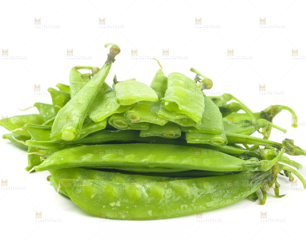 白底上摆放着豌豆荚