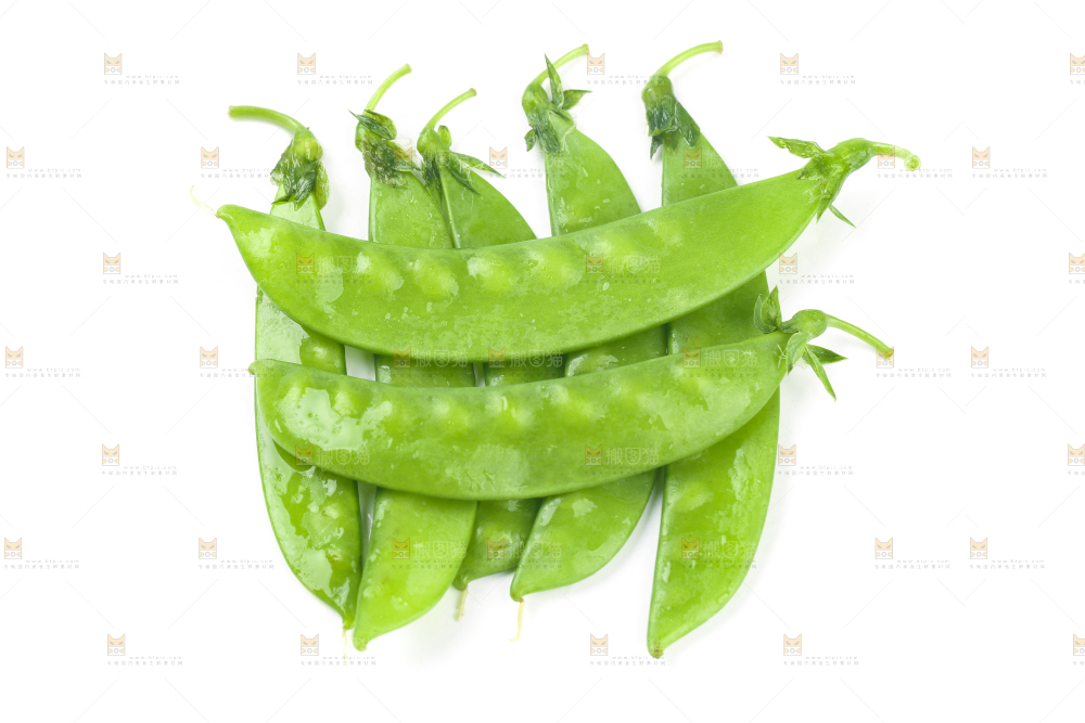 白底上摆放着豌豆荚