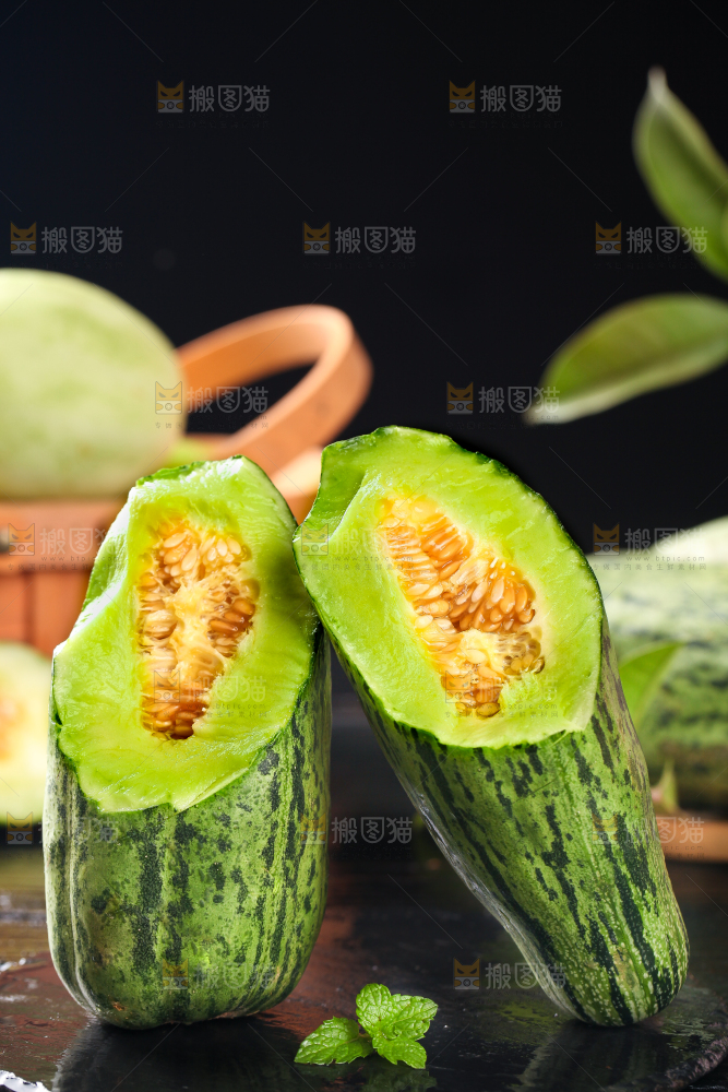 黑底上放着掰开的酥蜜甜瓜