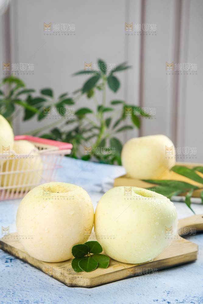 木底上放着奶油苹果