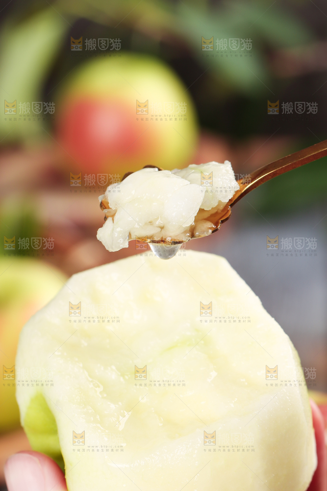 勺子里的嘎啦苹果果肉