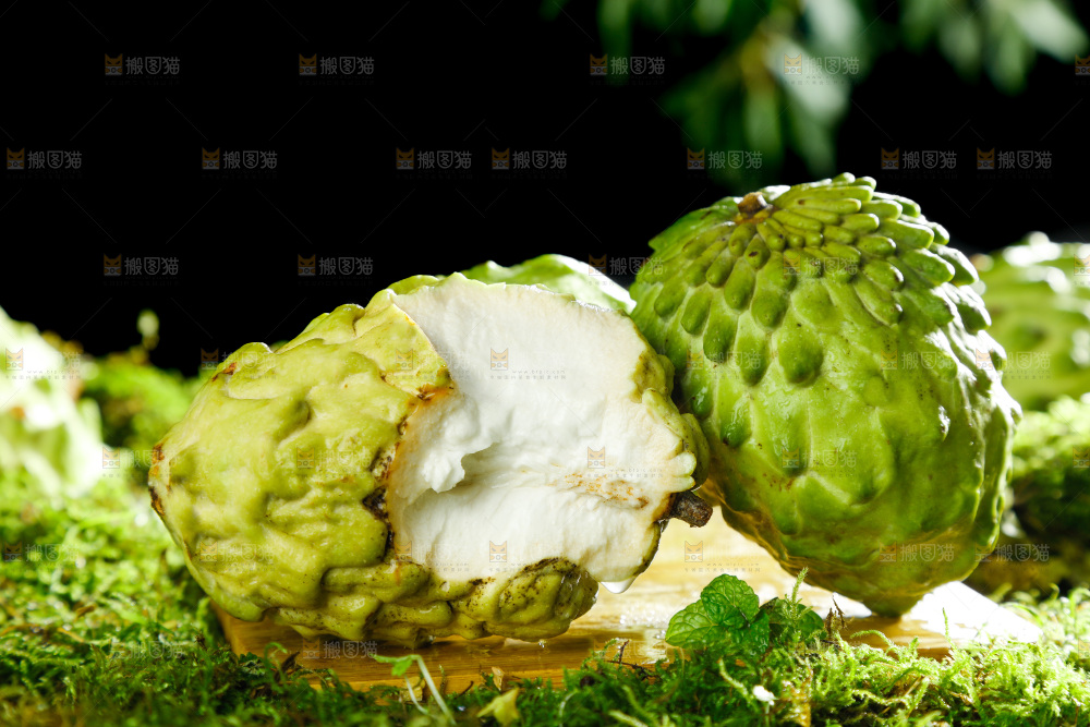 绿草地上摆放着释迦果