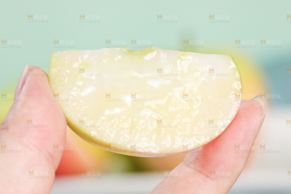 手拿切开的红嘎啦苹果