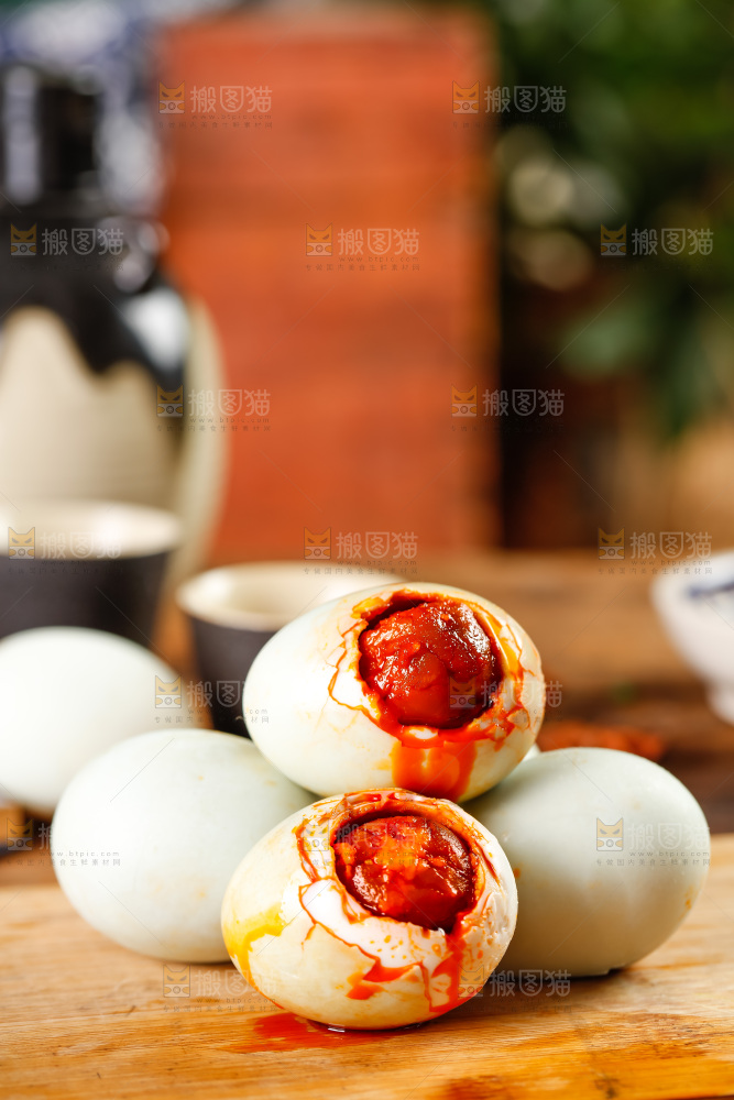 木板上的烤海鸭蛋
