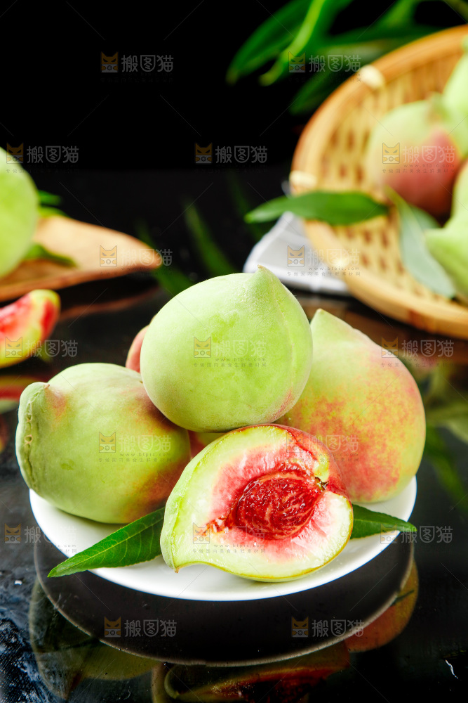 黑石板上放着一盘云南鹰嘴桃