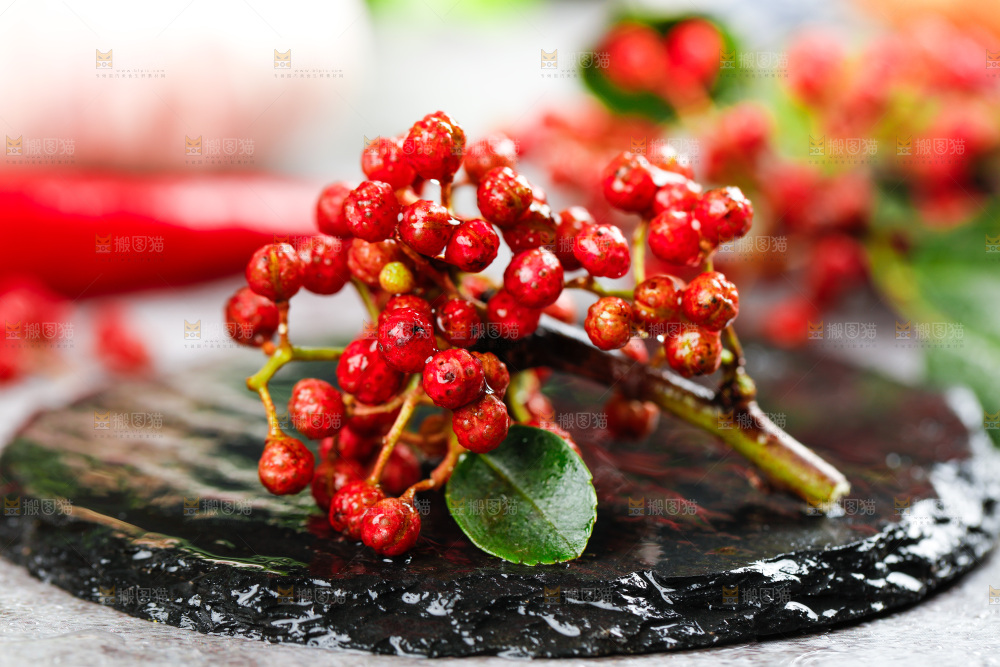 黑石板上的新鲜花椒