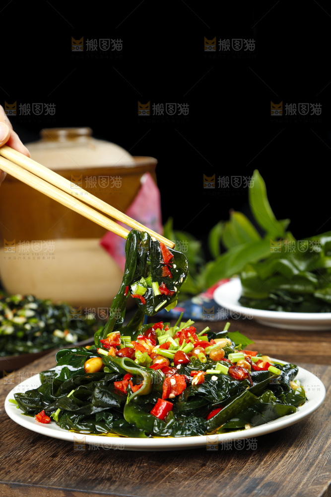 筷子夹着凉拌裙带菜