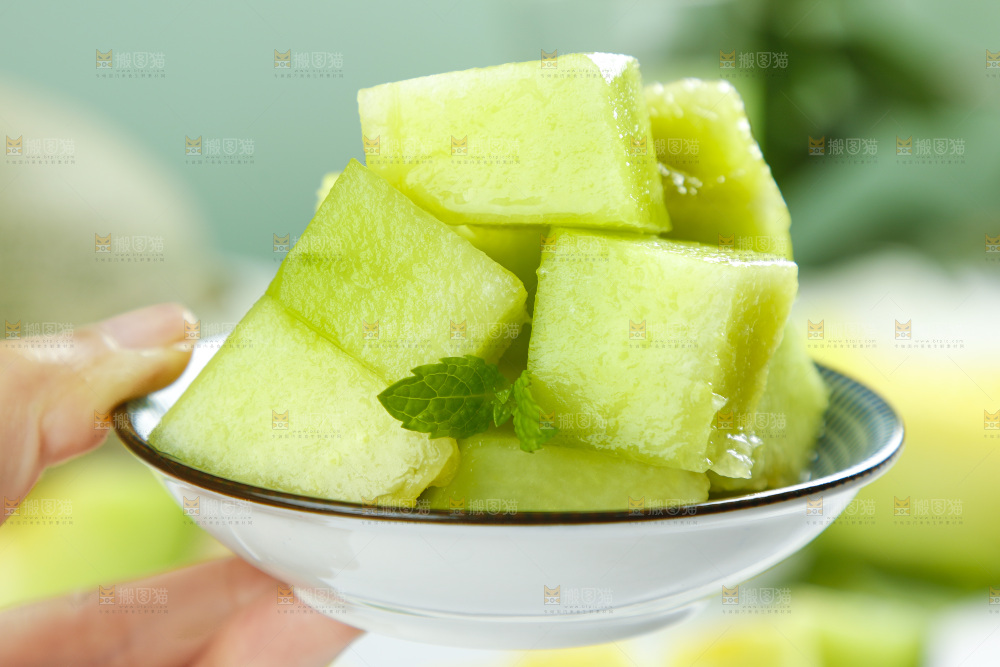 手拿一碟玫珑蜜瓜