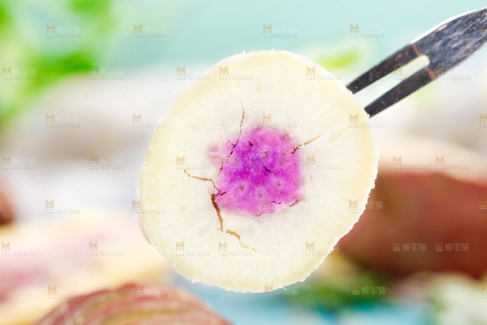 叉子叉着冰淇淋红薯