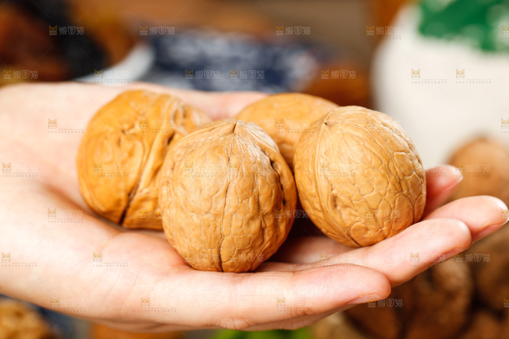 手拿薄皮干核桃