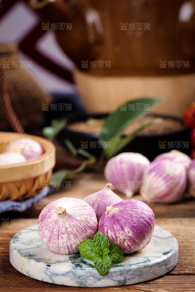 木底上摆放着紫皮独蒜