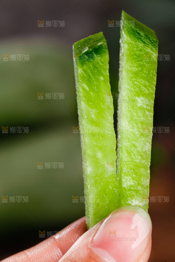 手里拿着青萝卜