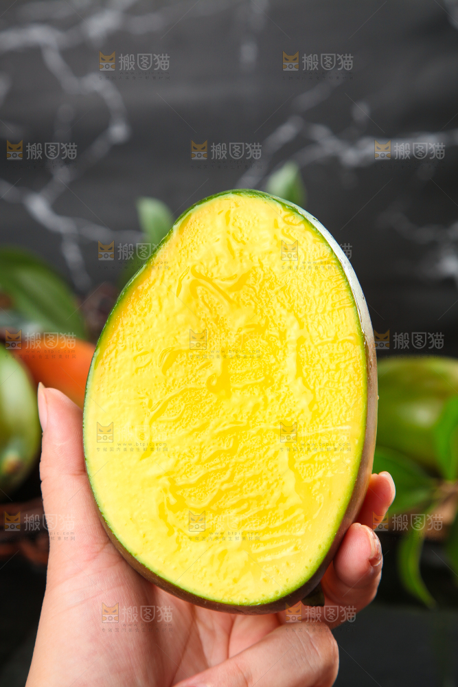 手拿切开的凯特芒