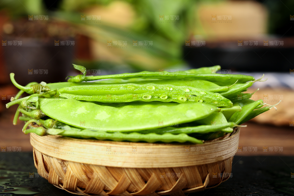 篮子里放着荷兰豆