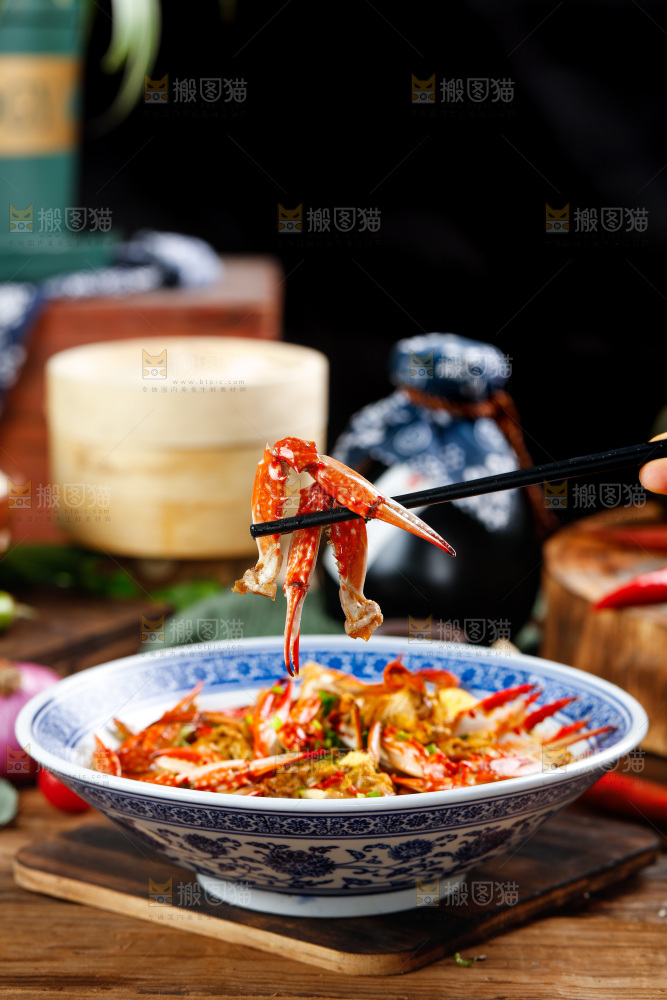 筷子夹着香辣蟹钳