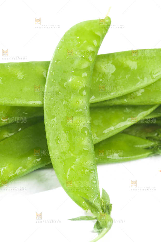 白底上摆放着豌豆荚