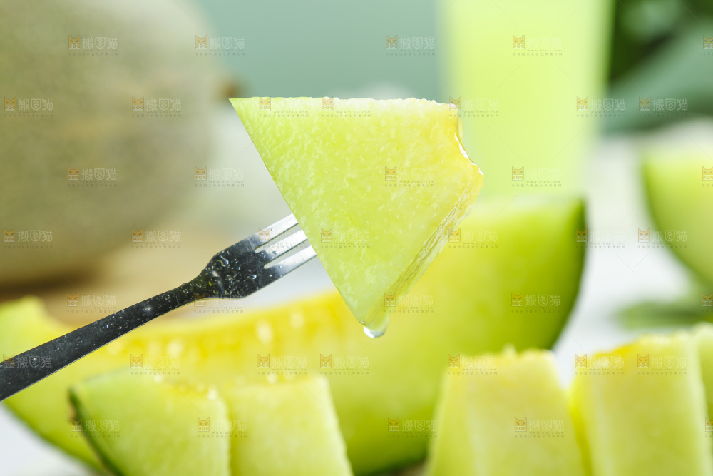 叉子叉着玫珑瓜果肉