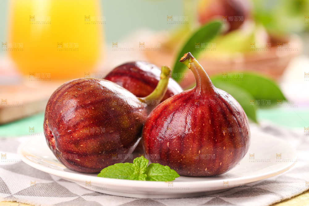盘子里放着紫皮无花果