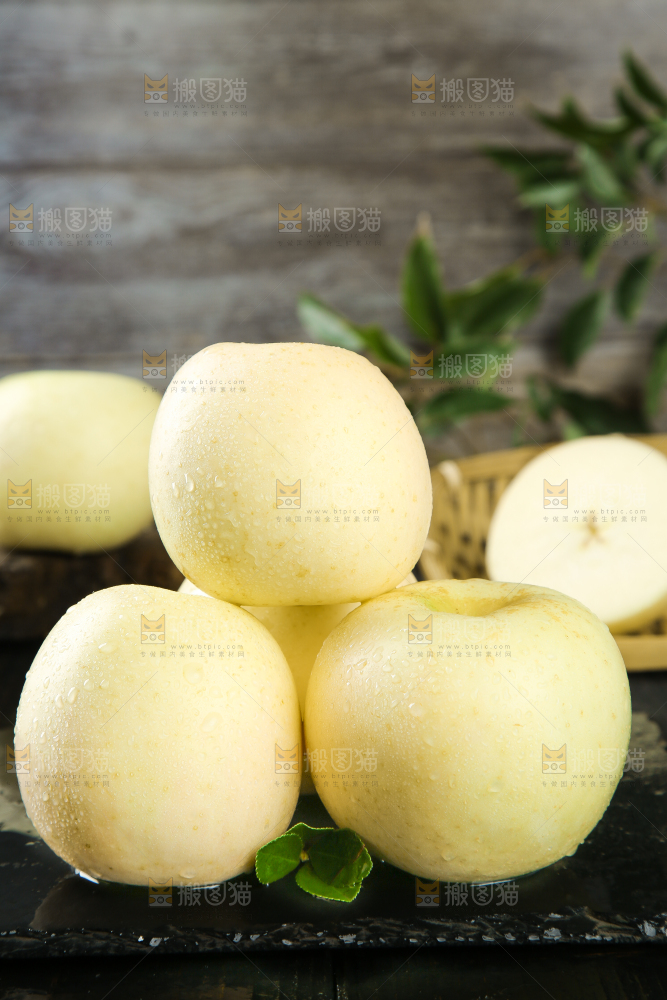 深底上摆放着苹果