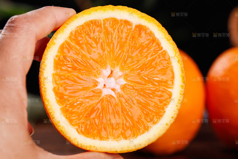 手里拿着甜橙