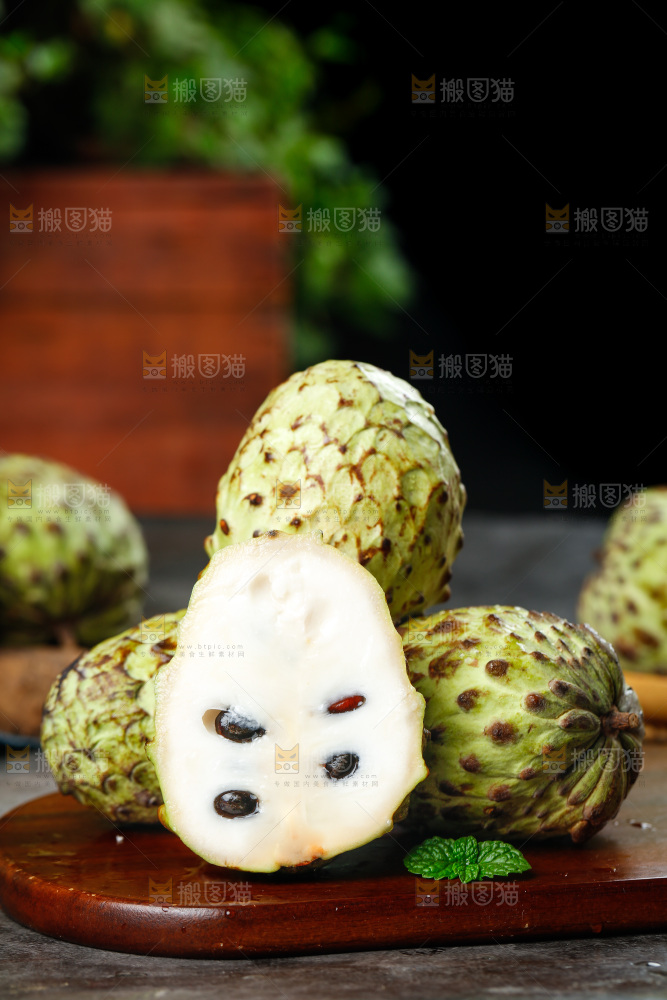 木底上放着牛奶释迦果