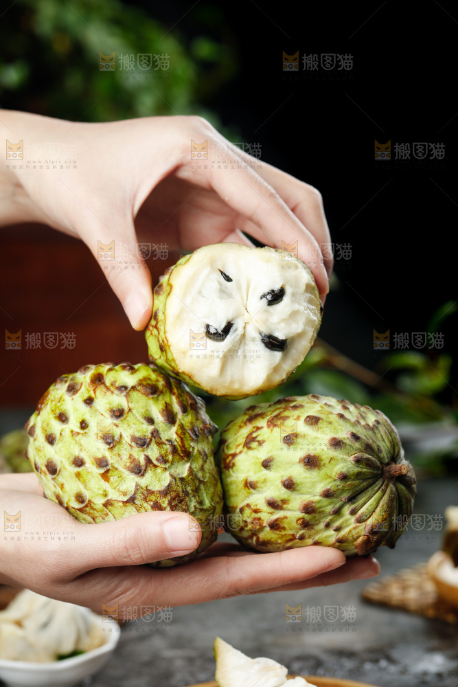 手里拿着牛奶释迦果