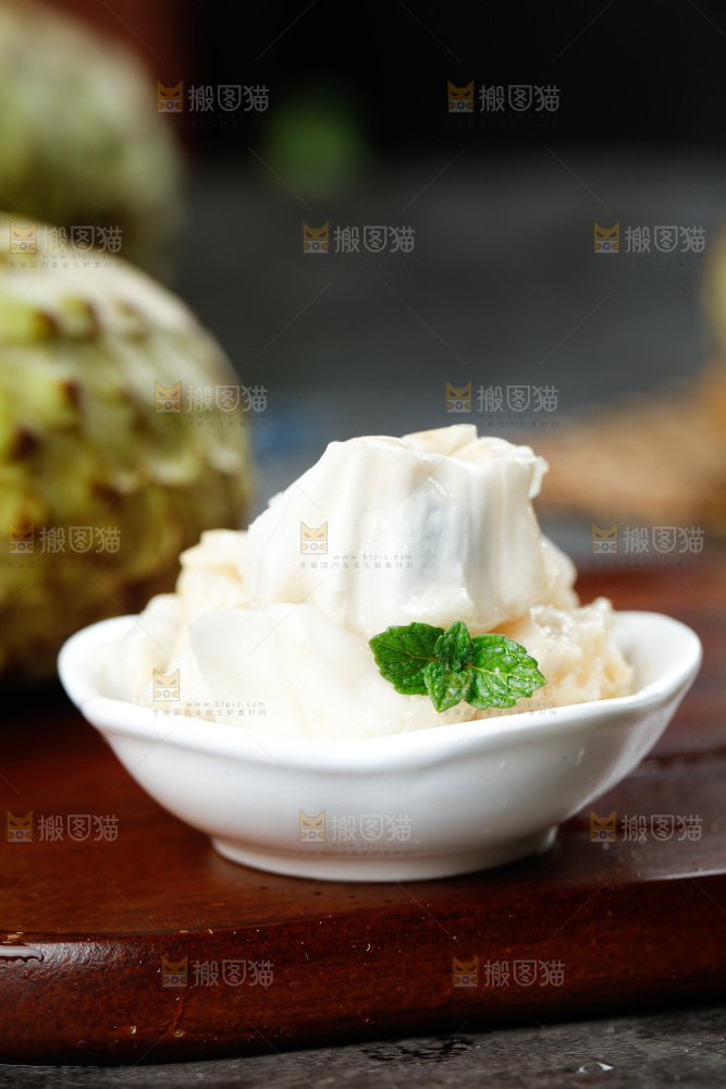 木底上放着牛奶释迦果