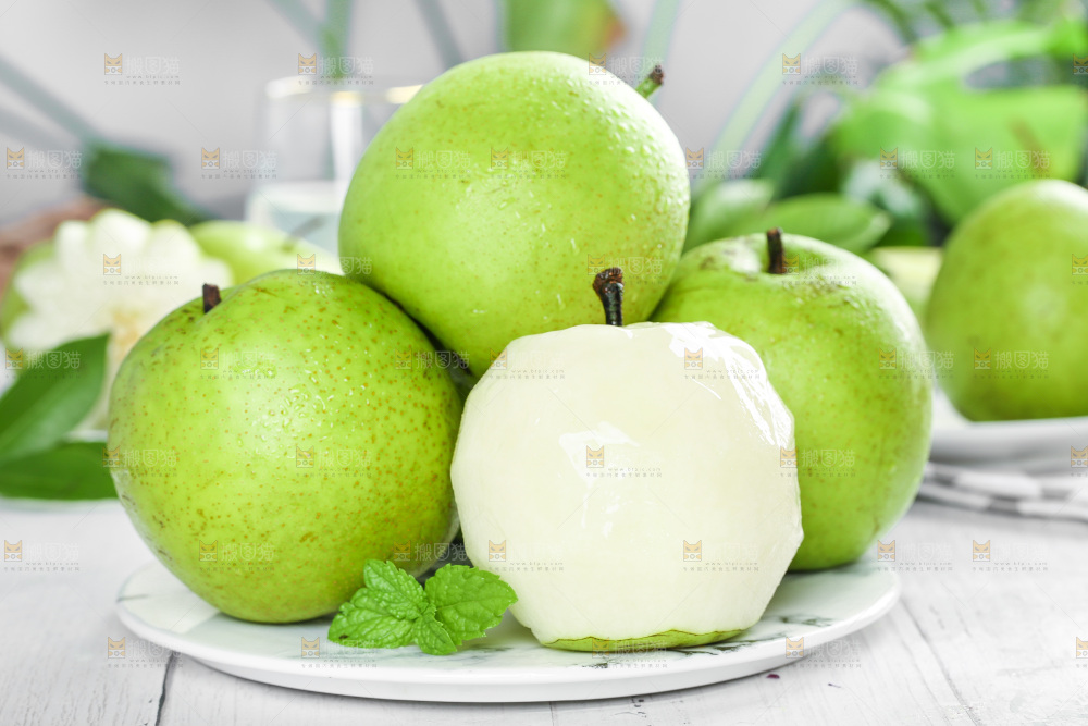 石盘上放着削皮的皇冠苹果梨