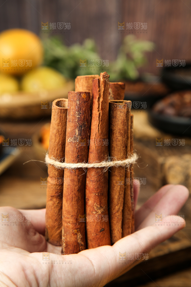 手里拿着桂皮