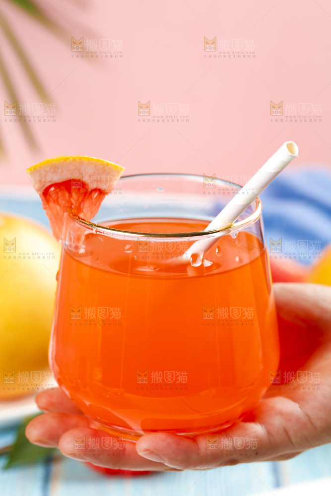 手拿红心西柚果汁