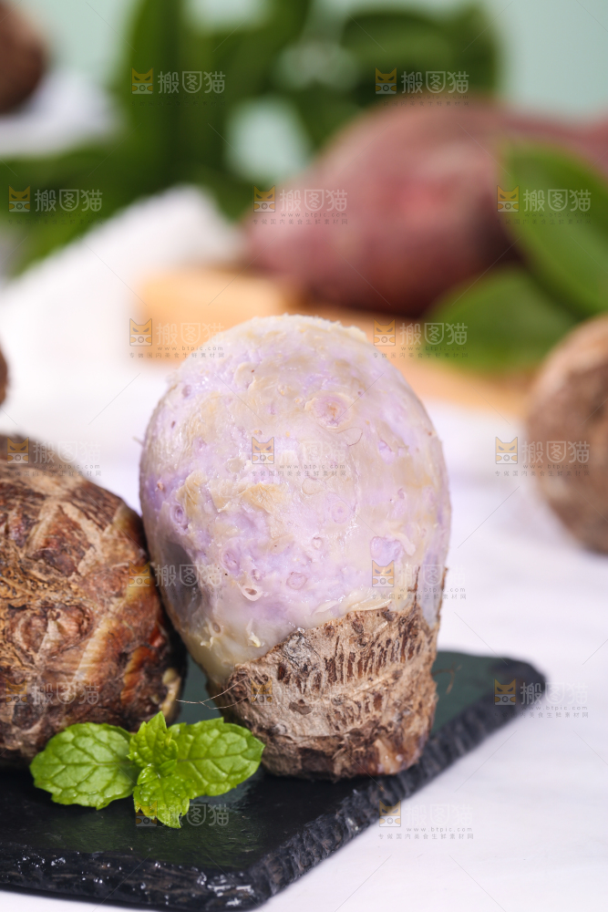 石板上放着剥皮的香芋