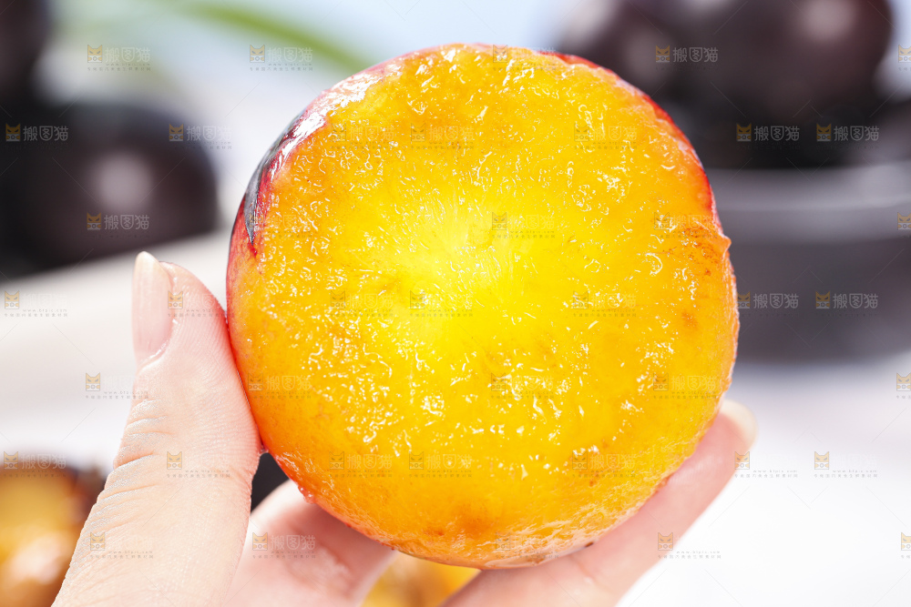 手拿剥皮的黄肉黑布林