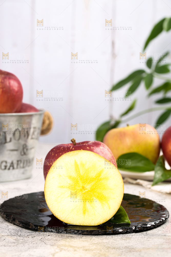 碟子里装着丑苹果