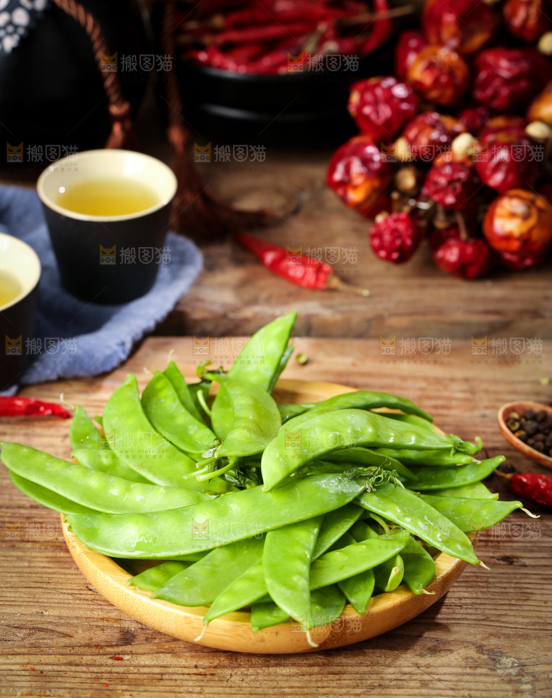 盘子里装着荷兰豆