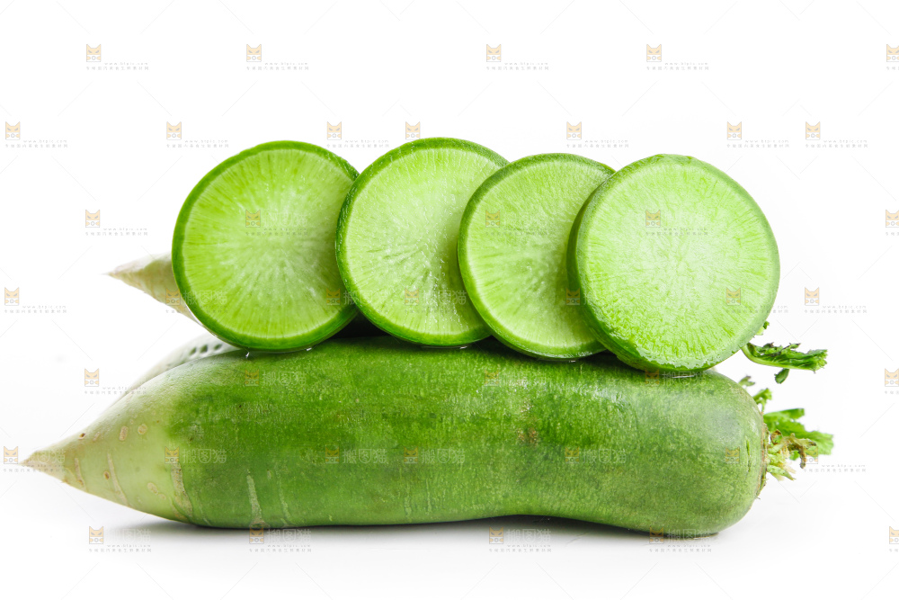 白底上摆放着绿心萝卜