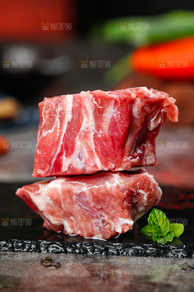 黑底上放着羊蝎子