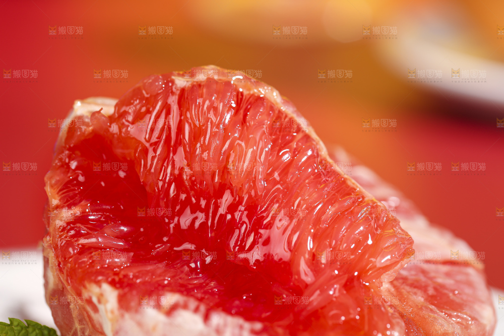 盘子里放着剥皮的南非红心西柚